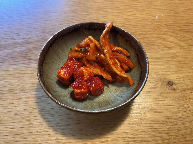 器に持った割干大根キムチとクリームチーズキムチ