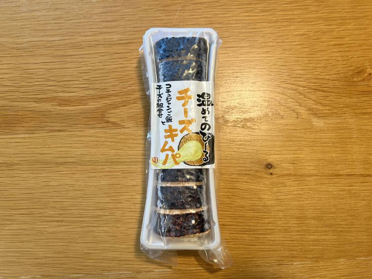 テーブルに置かれたチーズキンパ