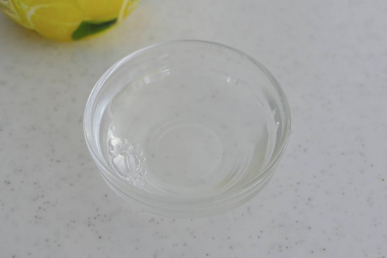 レモン果汁が入っているガラス容器