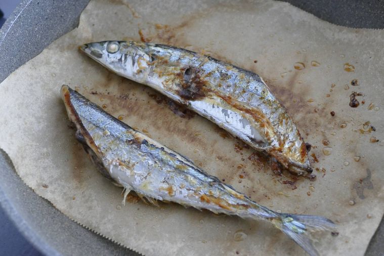 蓋をせずにさんまをこんがり焼く様子