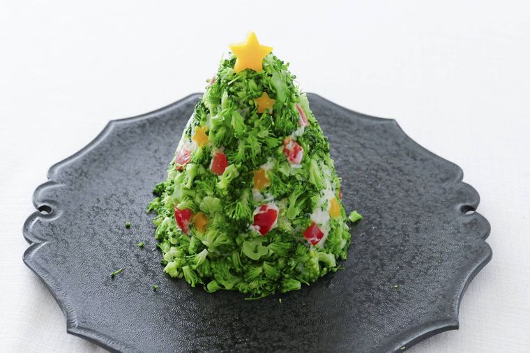 ツリー型のポテトサラダがのっている黒い皿
