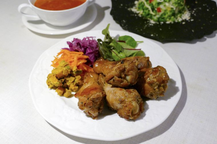 手羽元のローストチキンと副菜をいっしょに盛り付けた皿