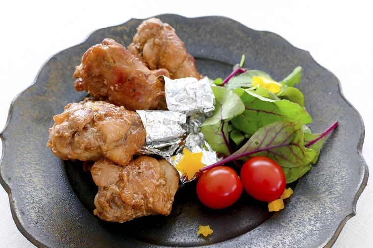 手羽元ローストチキンとサラダを盛り付けた皿
