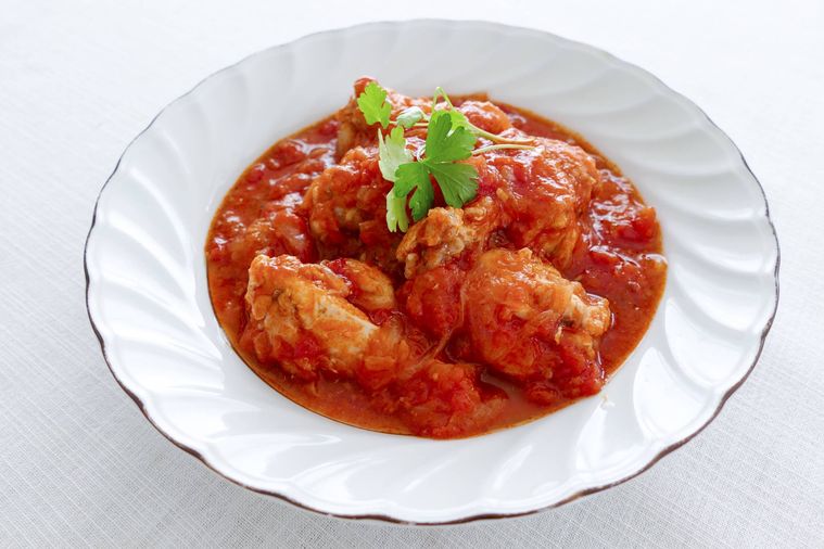 イタリアンパセリをトッピングした手羽元のトマト煮