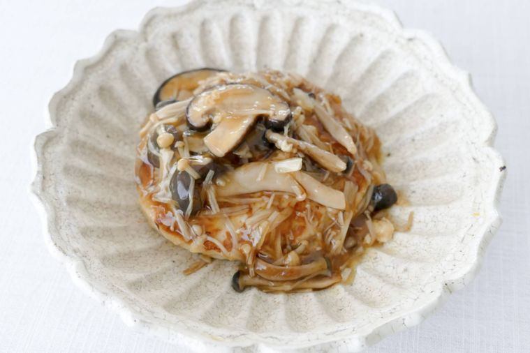 きのこあんかけをかけた豆腐ハンバーグ