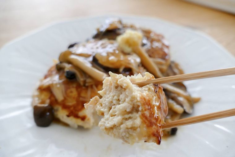 豆腐ハンバーグを箸で切って持ち上げる様子