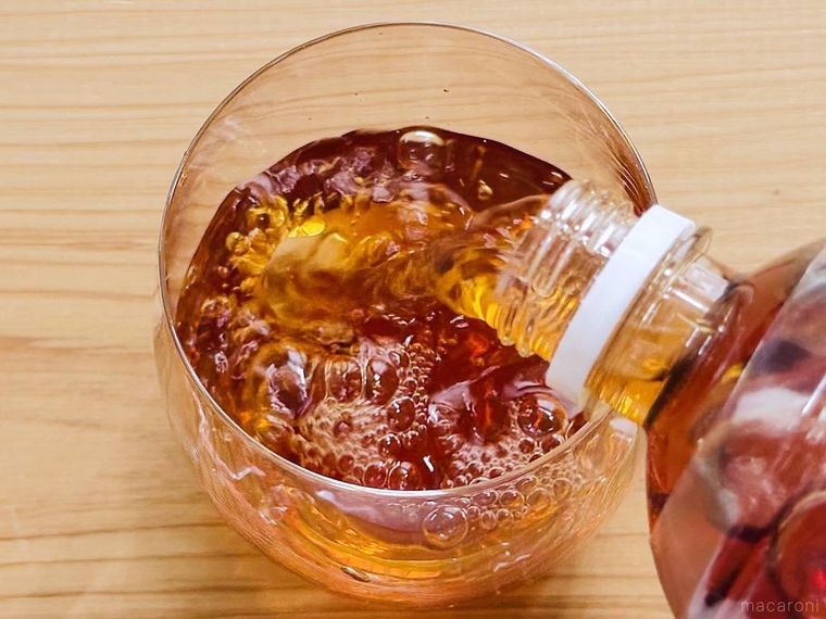 Afternoon Tea監修 ファミマル アールグレイティー無糖 600mlをグラスにそそいでいる様子