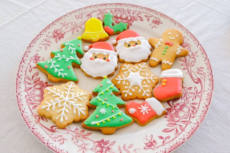 さまざまなアイシングをしたクリスマスクッキーが並ぶ皿