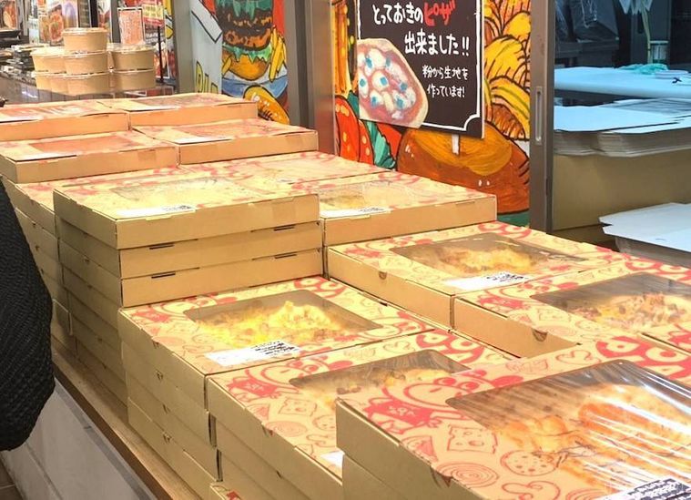 ロピアのピザ売り場に並ぶさまざまな種類のピザ