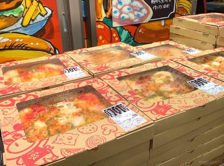 ロピアのマルゲリータピザが店頭に並ぶ様子