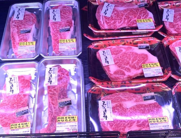 ロピアの精肉コーナーに並ぶみなもと牛ステーキ用