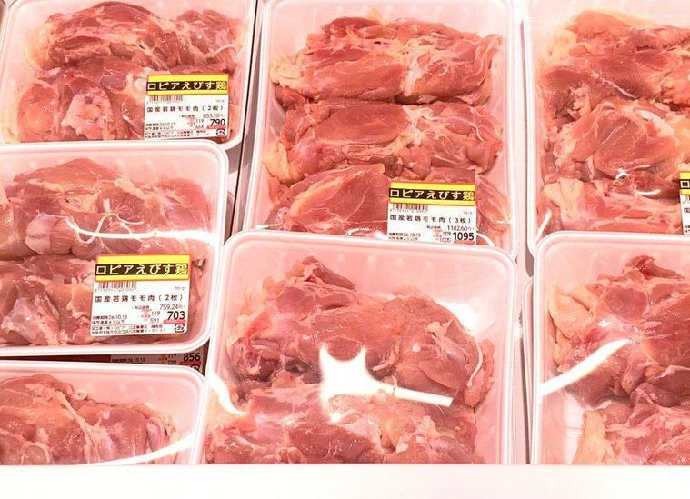 ロピアの精肉コーナーに並ぶ国産若鶏モモ肉
