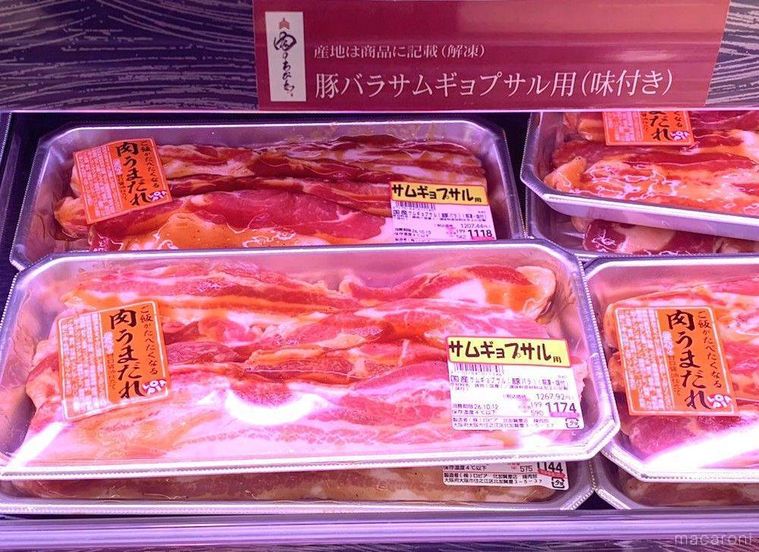 ロピアの精肉コーナーに並ぶ豚バラサムギョプサル用味付き