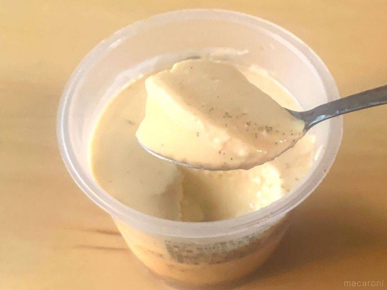 ロピアのバニラビーンズ香るごほうびプリンをスプーンですくった様子