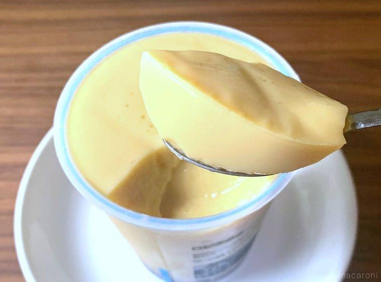 ロピアのロピタのほっぺプリンをスプーンですくった様子
