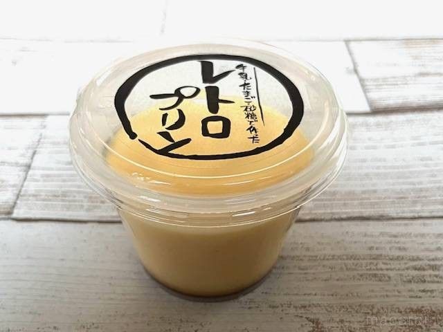 テーブルに置かれたロピアのレトロプリン