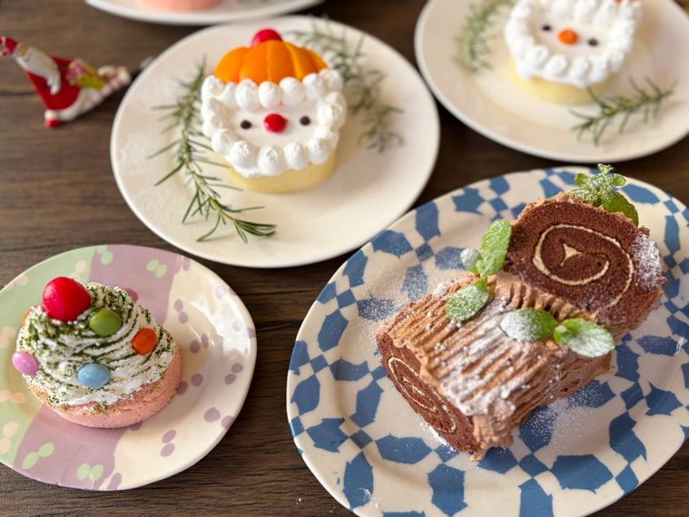 市販のロールケーキで作ったクリスマスケーキのある食卓