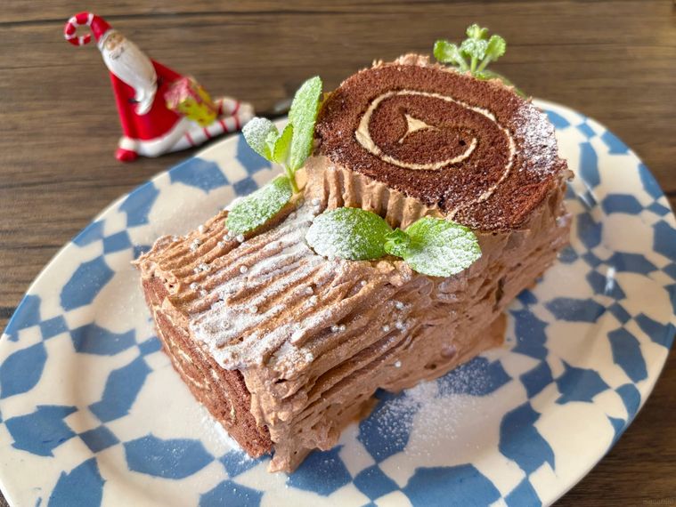 楕円の皿に盛られた市販ロールケーキのブッシュドノエル風