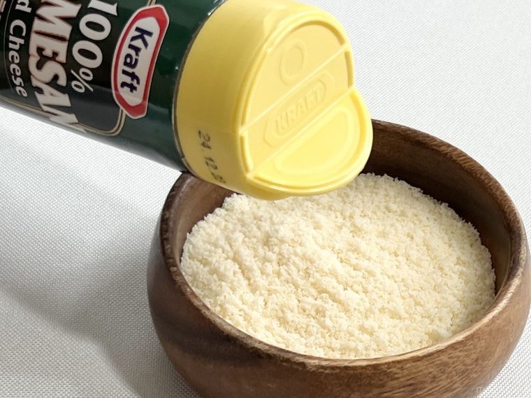 木の器に粉チーズを出している様子