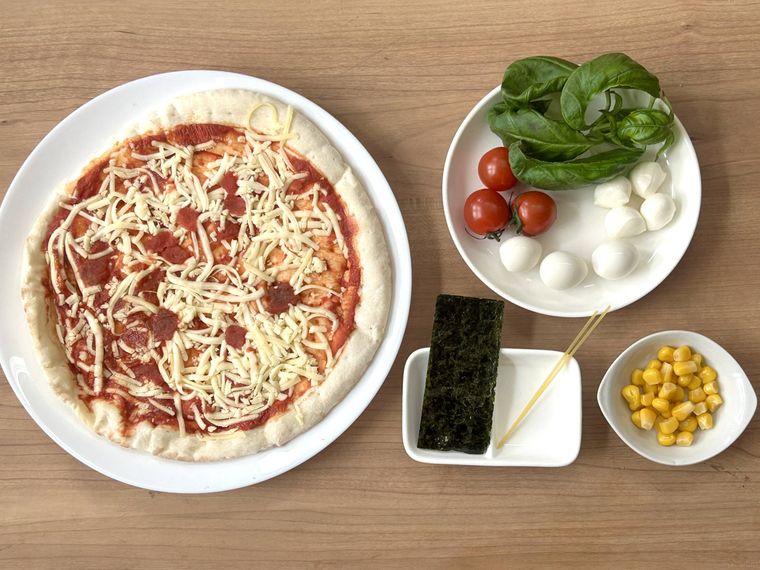 ミニトマトサンタのクリスマスピザの材料が並んでいるところ
