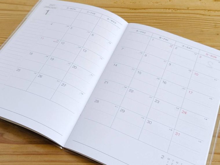 ダイソーの2027年スケジュール手帳を開いた様子