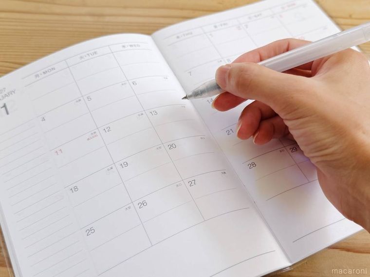 ダイソーの2027年スケジュール手帳に予定を書き込もうとしている様子