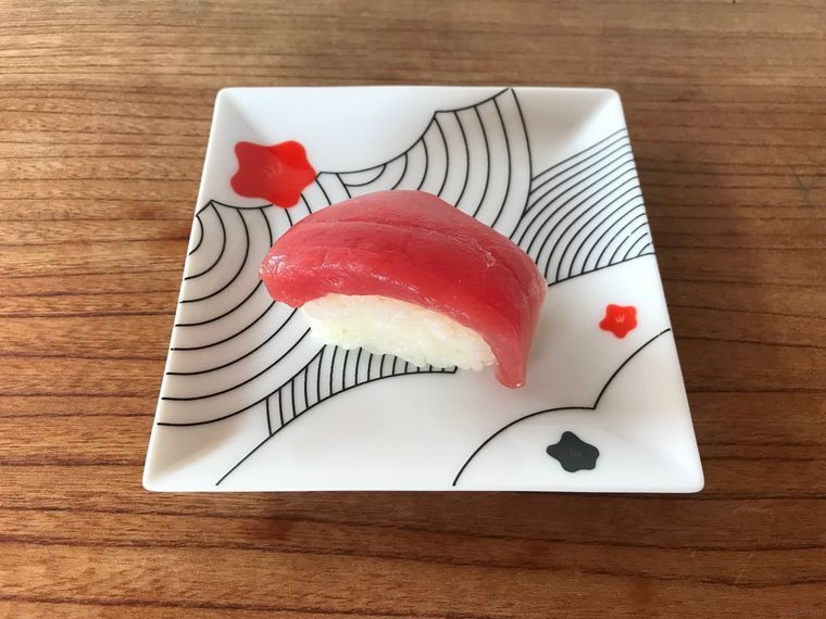 ロピアの魚萬にぎり寿司9貫ホタテに入っていたマグロ赤身の画像