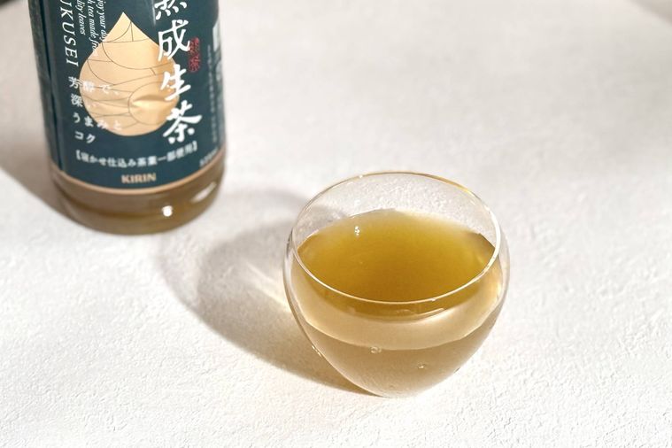 生茶熟成ペットボトルとグラスに注がれた生茶熟成