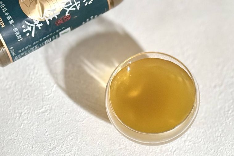 生茶熟成ペットボトルとグラスに注がれた生茶熟成