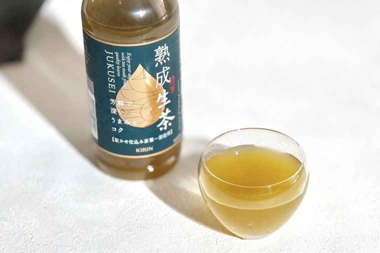 生茶熟成のペットボトルとグラスに注がれた生茶熟成
