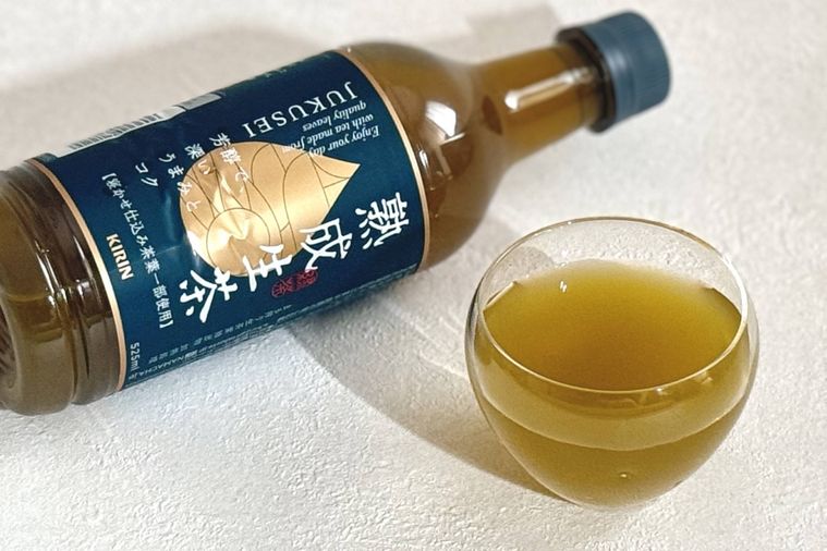 生茶熟成ペットボトルとグラスに注がれた生茶熟成