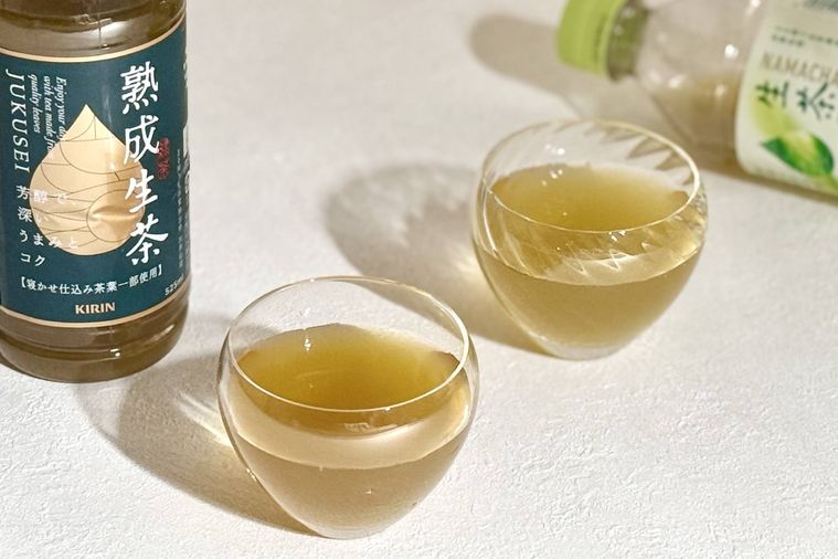 2種類の生茶がグラスに注がれている