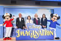 日本初のディズニークルーズの船名はディズニー・イマジネーションに決定発表会にはミッキーマウスとミニーマウスも登場