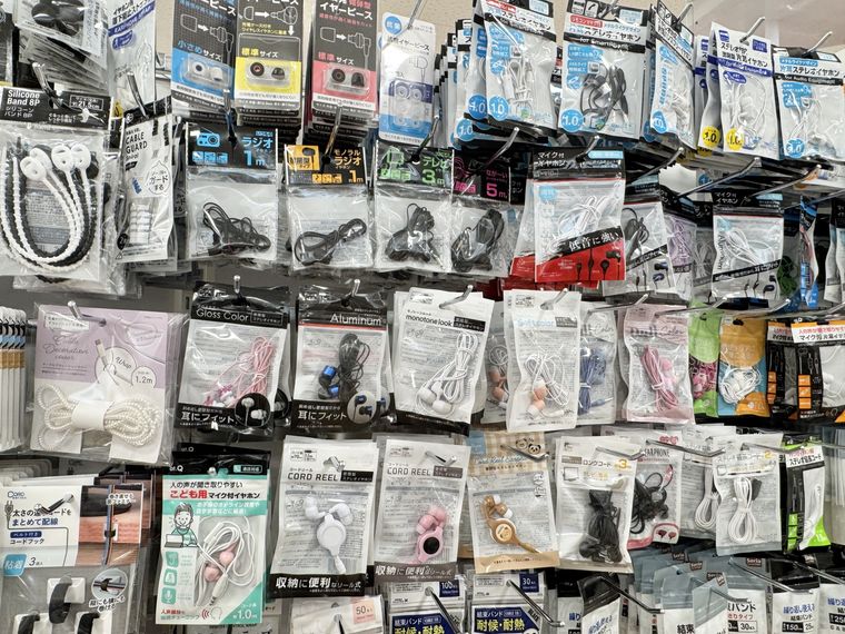 イヤホンが並ぶセリアの店頭
