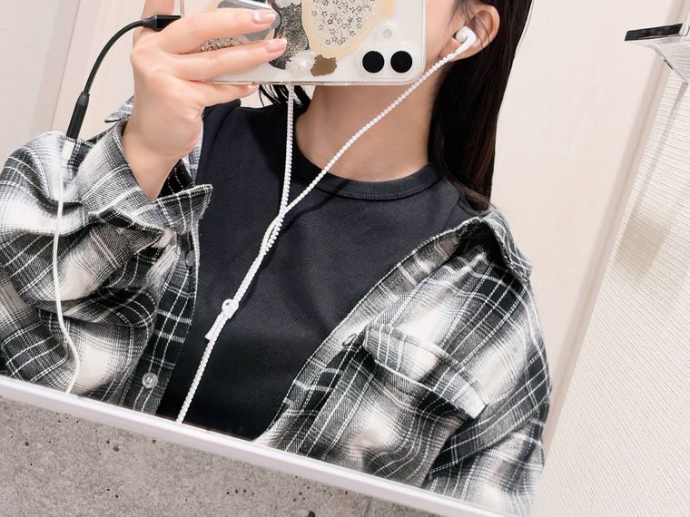 有線イヤホンを挿したスマホ