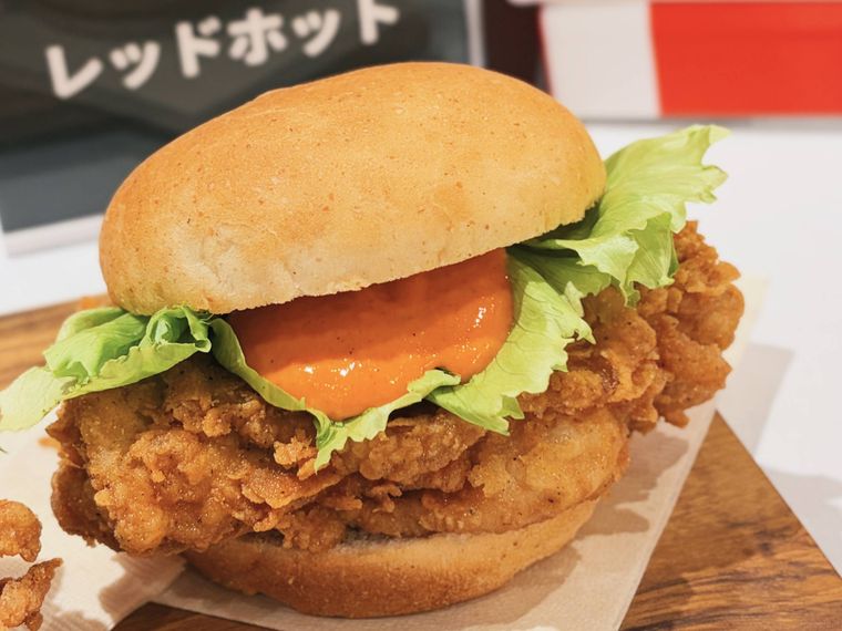 KFCのレッドホットソースのオリジナルチキンバーガー