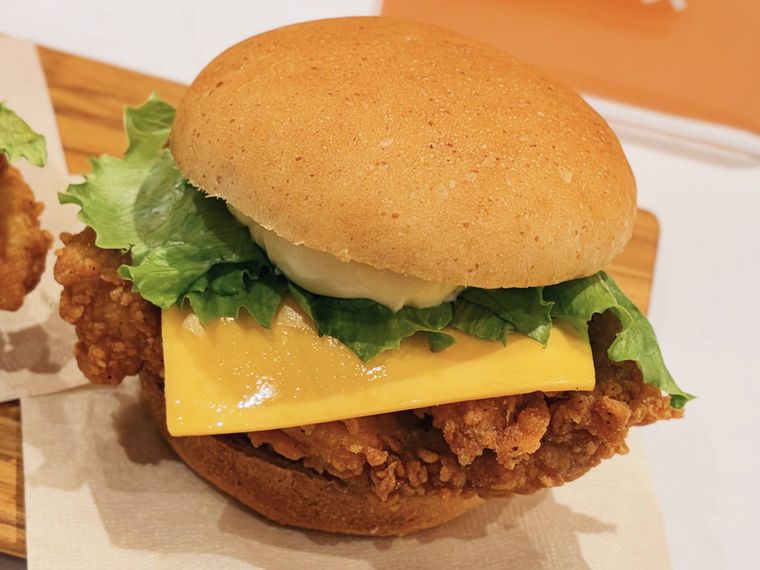 KFCのチーズのオリジナルチキンバーガー