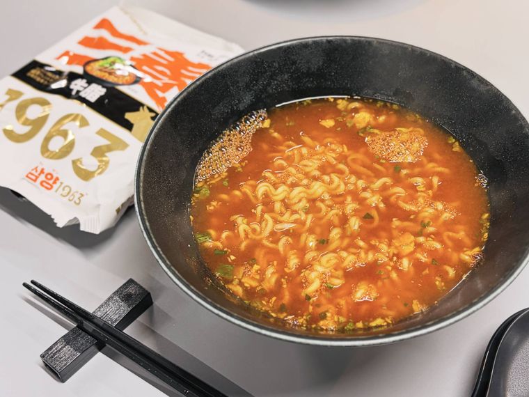 黒い器に入ったラーメン三養1963