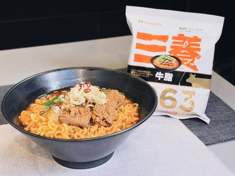 丼に盛られた三養1963ラーメンと、袋