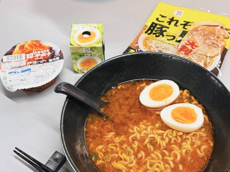 並んだトッピングとゆでたまごをのせた三養1963