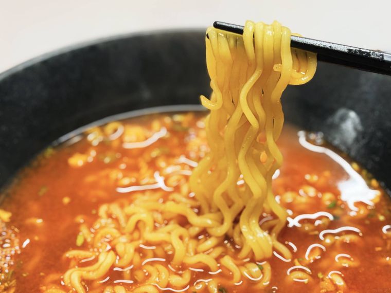 箸で上げたラーメン