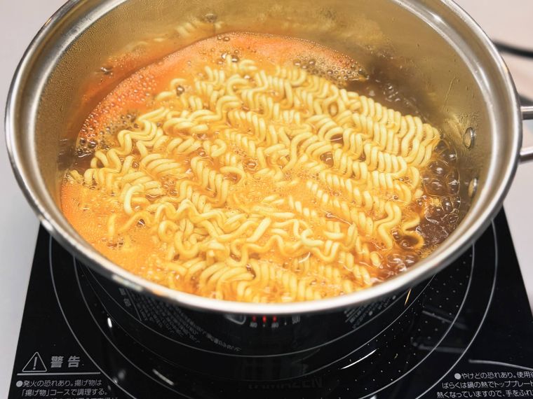 鍋に入った麺とスープ