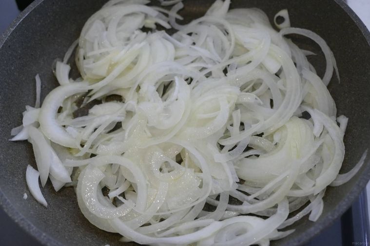 玉ねぎを炒める様子