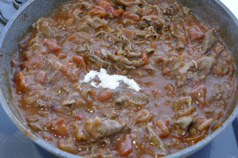 ハッシュドビーフに砂糖で味を整える様子