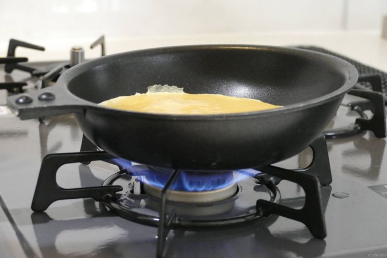 強めの中火にかけたフライパンに卵液を流し入れた様子