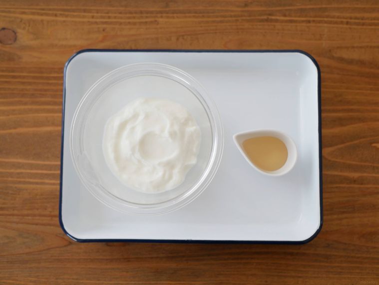 ホットヨーグルトの材料が白い琺瑯バットの上に並んでいる