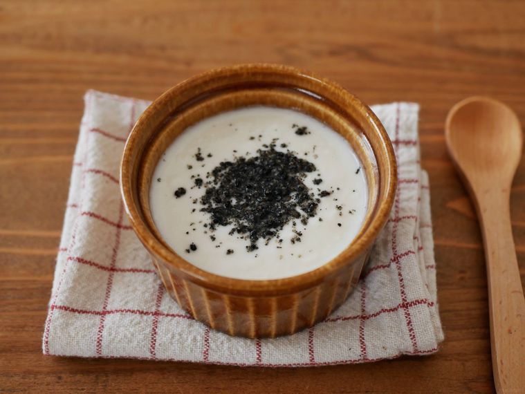 黒ごまをトッピングしたホットヨーグルトが茶色のココット皿に盛られている