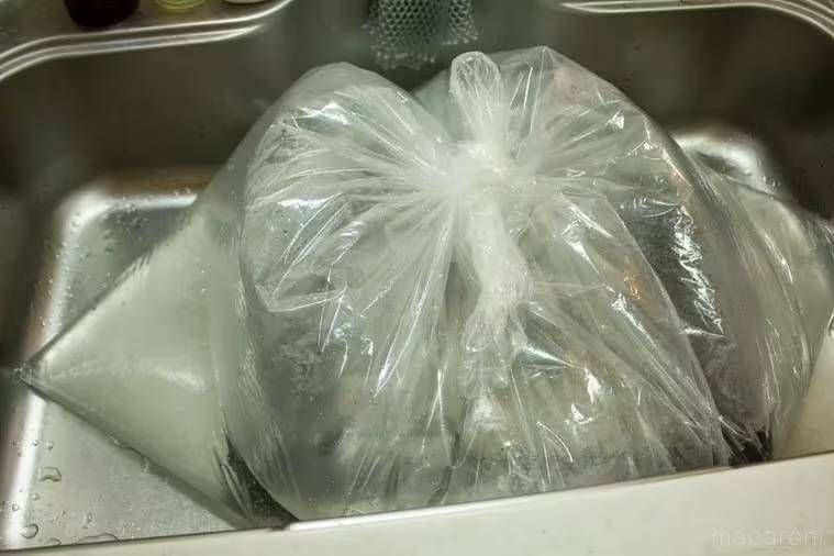 換気扇をつけ置き洗いしている様子