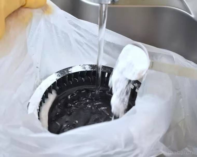 換気扇を洗っている様子