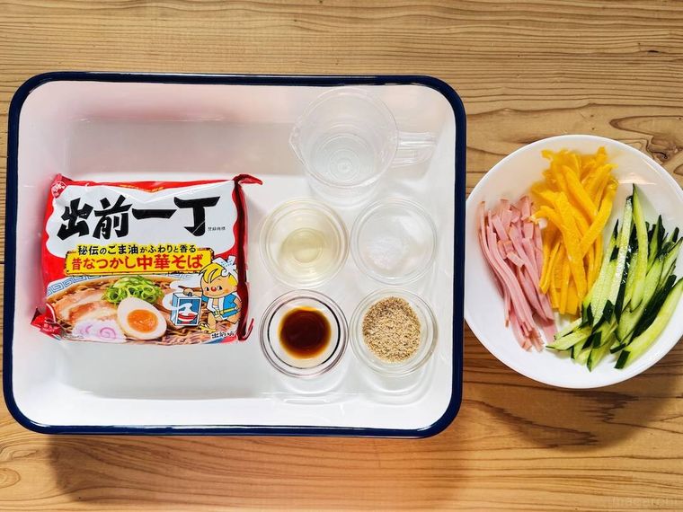 日清食品の出前一丁、冷水、酢、砂糖、しょうゆ、すりごま、ハム、きゅうり、錦糸卵